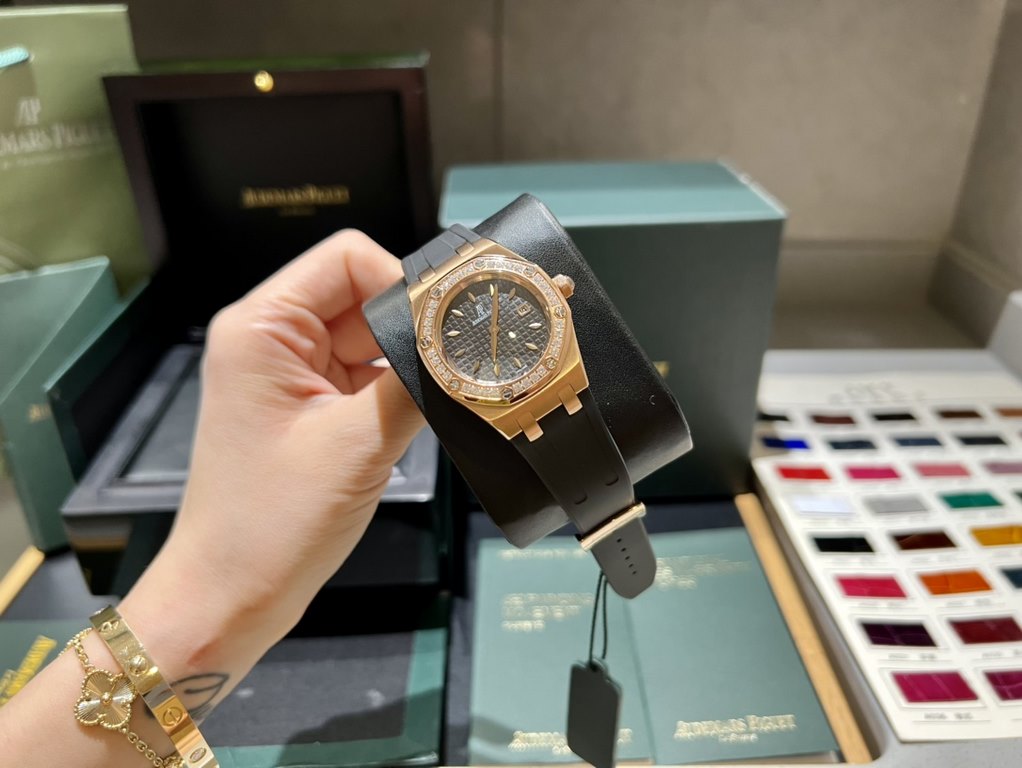 (Black and white tape model) All the goddesses on the net look over [seduction] [seduction]. Exclusive in stock, this Audemars Piguet women's watch is the most cost-effective...Audemars Piguet Royal Oak series model 6760