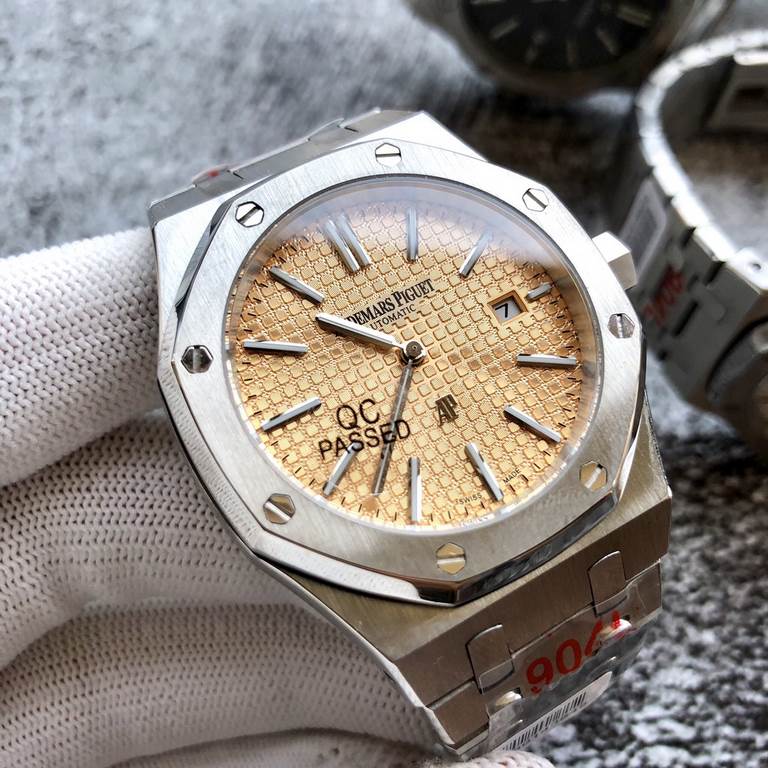 -Royal Oak AP (upgraded case cover)As the most basic model of the Royal Oak series,    does not have any special functions, only three hands and date display, fully automatic mechanical   unobtrusive, show the 15400 seri