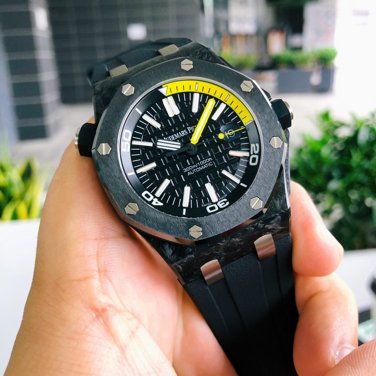 Audemars Piguet   Royal Oak AP15706, further upgraded the inner shadow circle rotating circle structure, solved the problem of inaccurate alignment of the inner shadow circle scale and the literal scale. Mature carbon fi