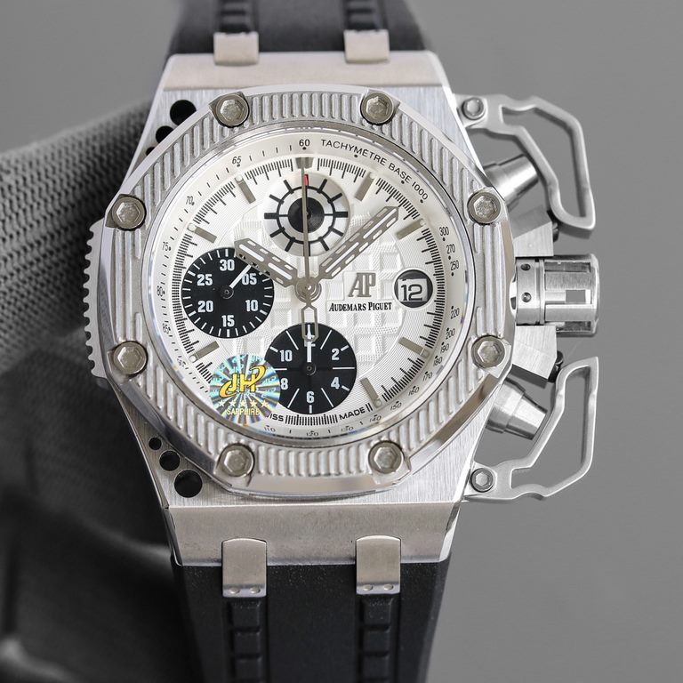 Audemars Piguet Royal Oak Offshore Survivor Limited Edition, limited to 1,000 pieces worldwide, was snapped up in seconds on its launch. Wearing it is authentic! Self-winding chronograph movement, 316 stainless steel cas