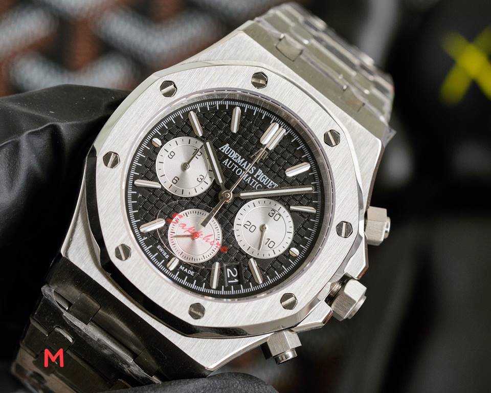 Audemars Piguet AP Royal Oak Coated glass Size 42mm14mm Stainless steel bracelet Multifunctional Japanese quartz movement Octagonal brushed steel case with mesh face Cold and hegemonic A different kind of tough guy.