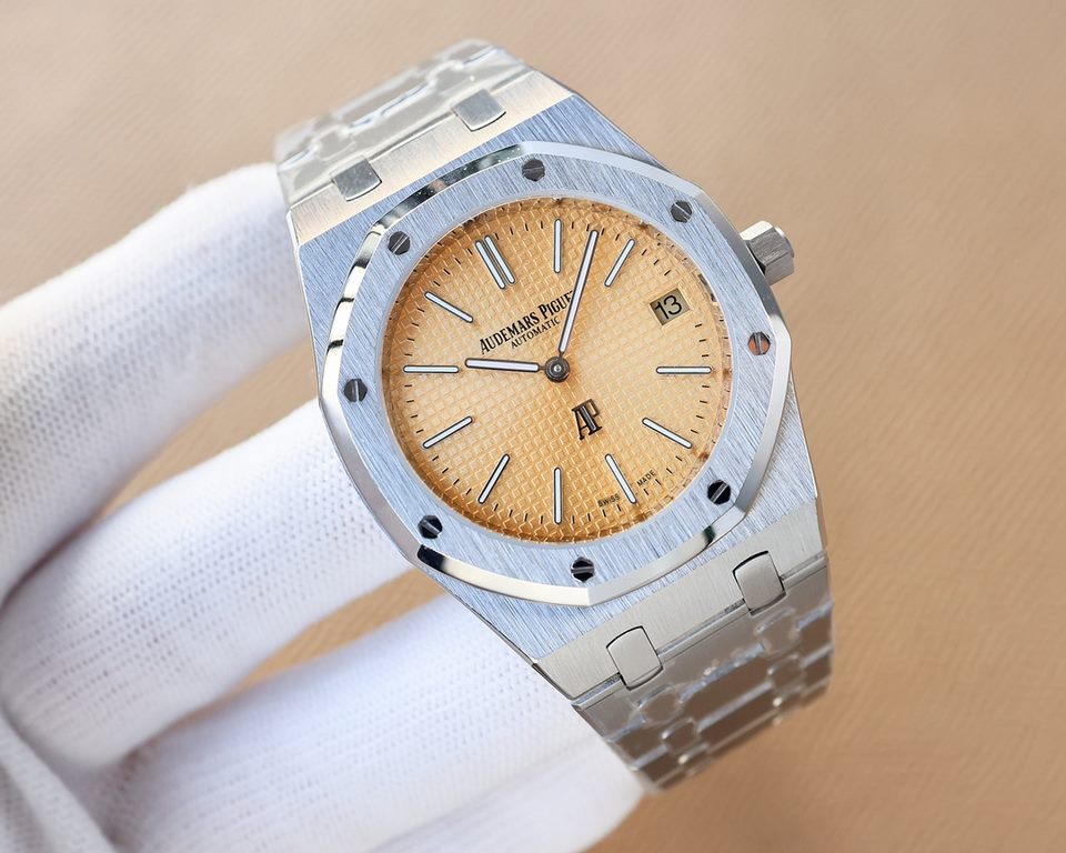 The Royal Oak 15202 AP is a hardened steel king. Real shot without P picture, the annual finale - Audemars Piguet Royal Oak Series 15202 AP hard steel king style to a higher height![Case] 39MM diameter, the classic octag