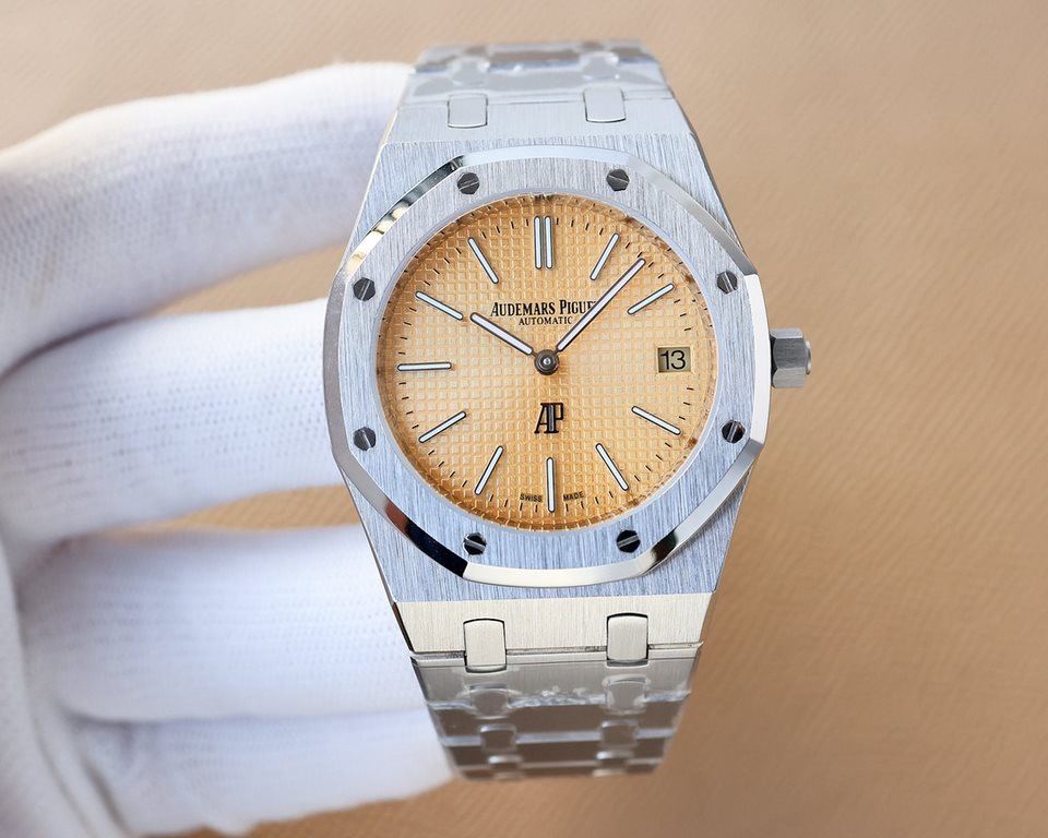 The Royal Oak 15202 AP is a hardened steel king. Real shot without P picture, the annual finale - Audemars Piguet Royal Oak Series 15202 AP hard steel king style to a higher height![Case] 39MM diameter, the classic octag