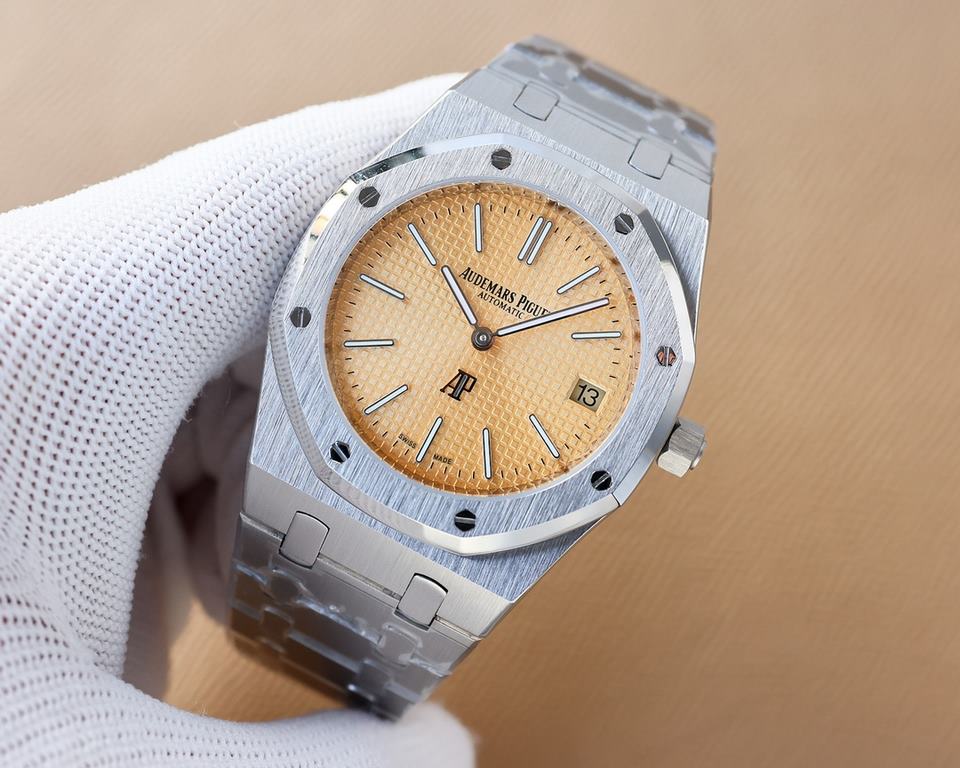 The Royal Oak 15202 AP is a hardened steel king. Real shot without P picture, the annual finale - Audemars Piguet Royal Oak Series 15202 AP hard steel king style to a higher height![Case] 39MM diameter, the classic octag