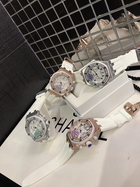 Audemars Piguet Audemars Piguet Lady Tapisserie Newly designed, guilloché decoration gives the Royal Oak Offshore collection. Swiss quartz movement, imported rubber strap with original folding clasp. The dial hour marker