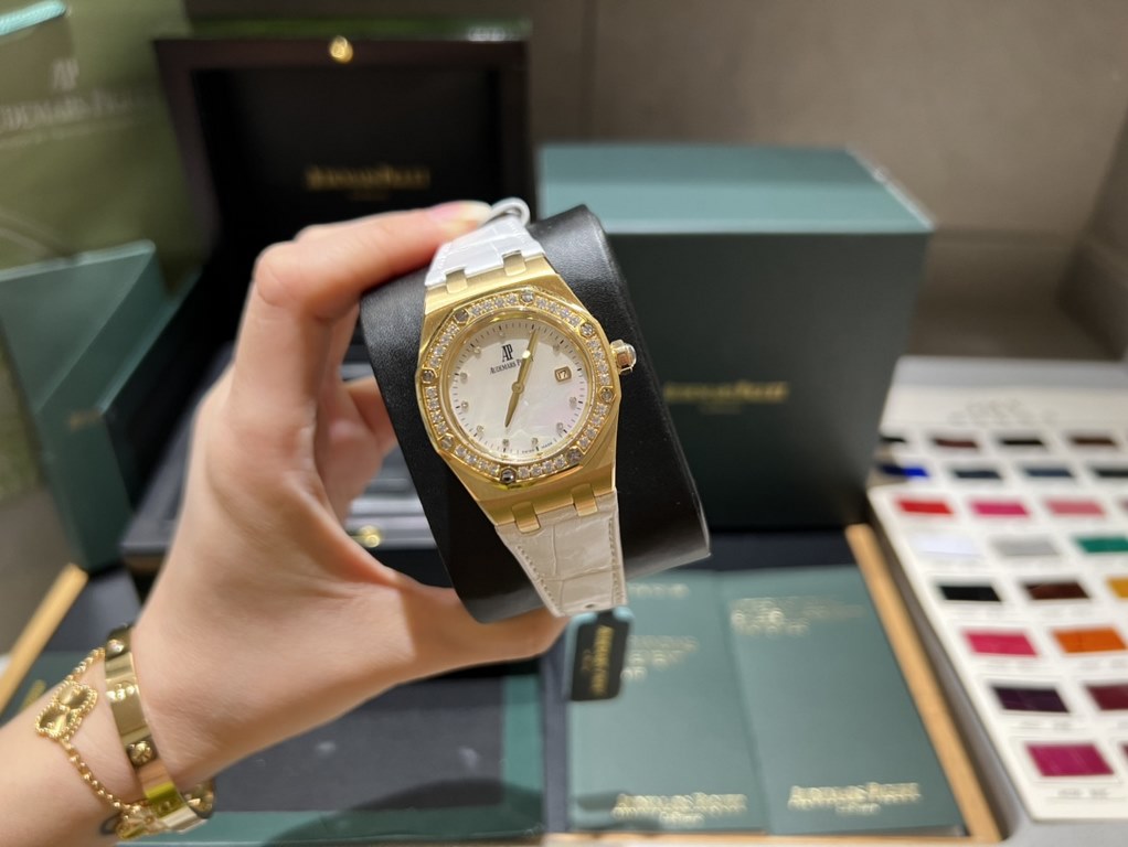 (Black and white tape model) All the goddesses on the net look over [seduction] [seduction]. Exclusive in stock, this Audemars Piguet women's watch is the most cost-effective...Audemars Piguet Royal Oak series model 6760