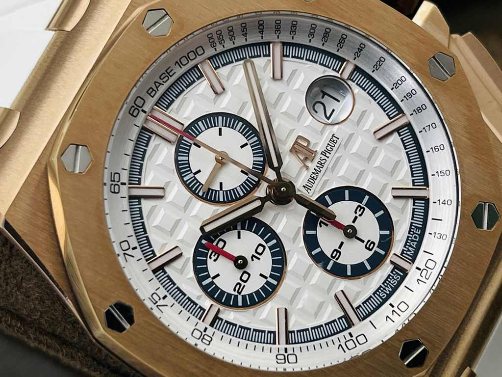 JF Factory recommends the V2 version of the A.P. Royal Oak. Audemars Piguet A Royal Oak!1  all gold case cover!2 Diameter 44mm!3 Powered by a replica of the original CaL.3126 movement!A superb replica of the finest versi