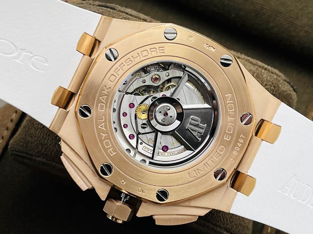 JF Factory recommends the V2 version of the A.P. Royal Oak. Audemars Piguet A Royal Oak!1  all gold case cover!2 Diameter 44mm!3 Powered by a replica of the original CaL.3126 movement!A superb replica of the finest versi