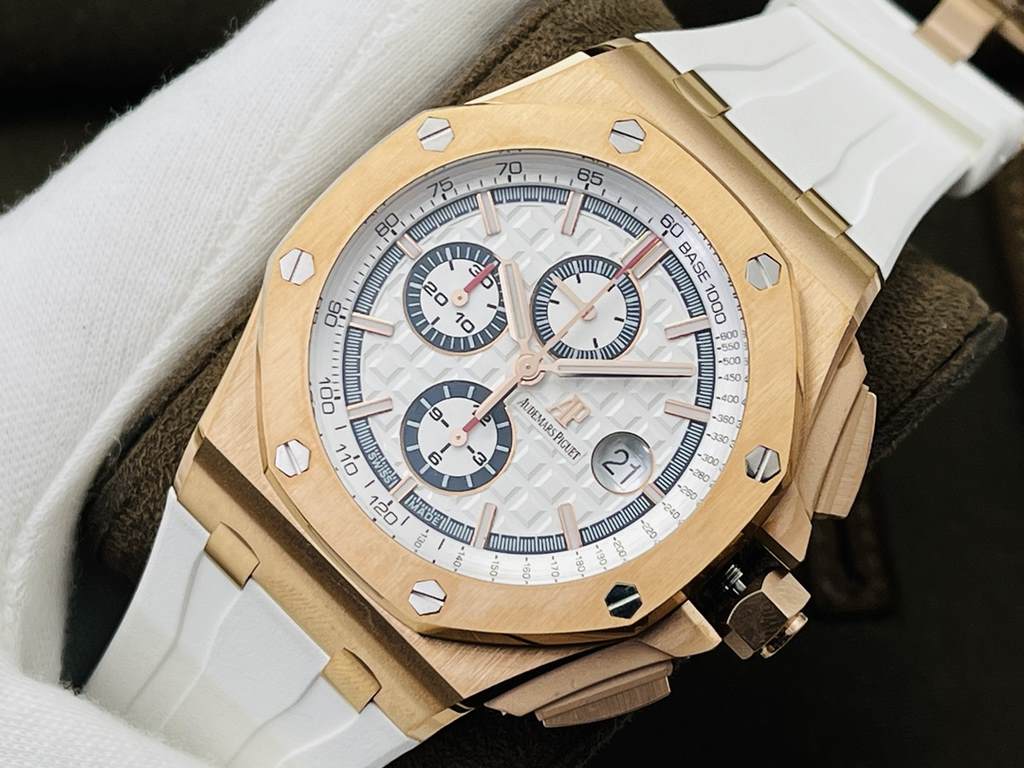 JF Factory recommends the V2 version of the A.P. Royal Oak. Audemars Piguet A Royal Oak!1  all gold case cover!2 Diameter 44mm!3 Powered by a replica of the original CaL.3126 movement!A superb replica of the finest versi