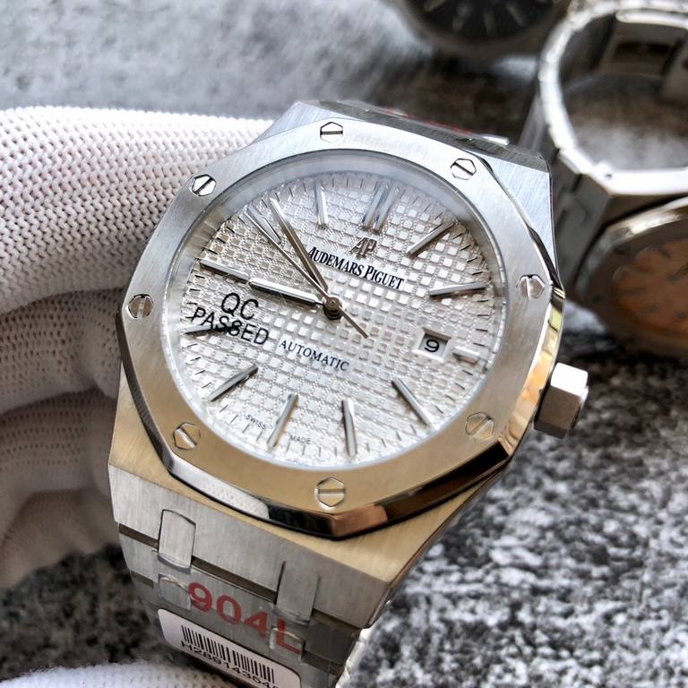 -Royal Oak AP (upgraded case cover)As the most basic model of the Royal Oak series,    does not have any special functions, only three hands and date display, fully automatic mechanical   unobtrusive, show the 15400 seri