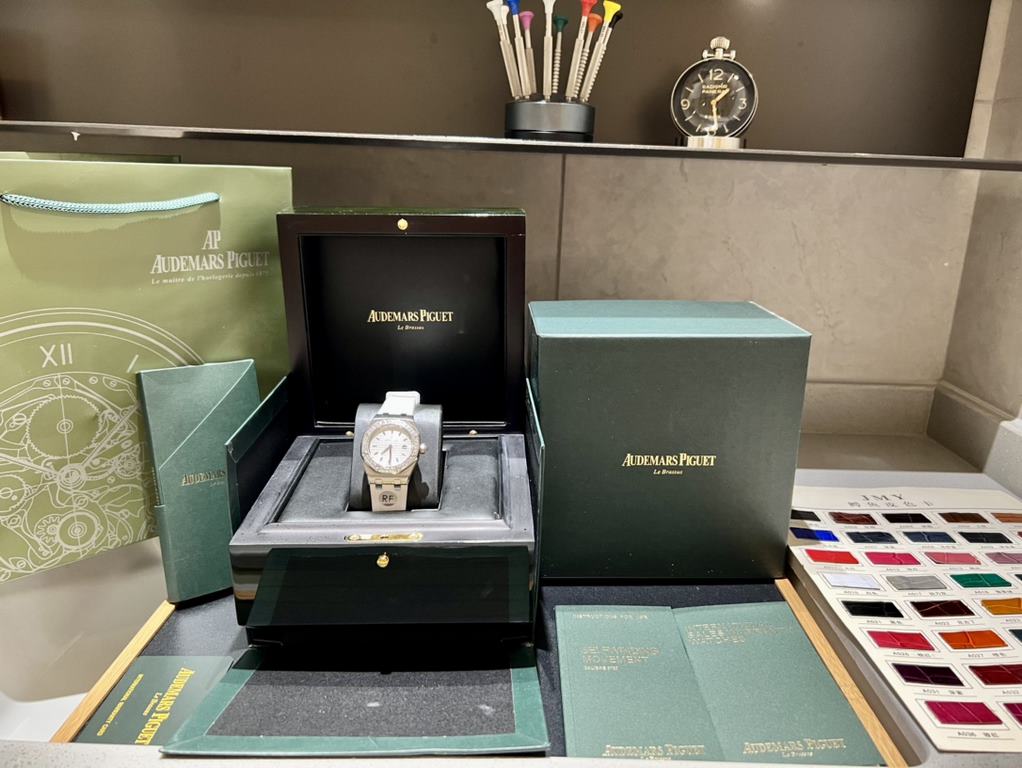 (Black and white tape model) All the goddesses on the net look over [seduction] [seduction]. Exclusive in stock, this Audemars Piguet women's watch is the most cost-effective...Audemars Piguet Royal Oak series model 6760