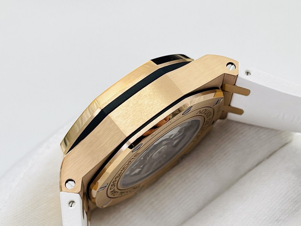 JF Factory recommends the V2 upgrade of the A.P. Royal Oak. Audemars Piguet Royal Oak!1  all gold case cover!2 Diameter 44mm!3 Powered by replica original CaL.3126 movement!A superb replica of the finest version on the m