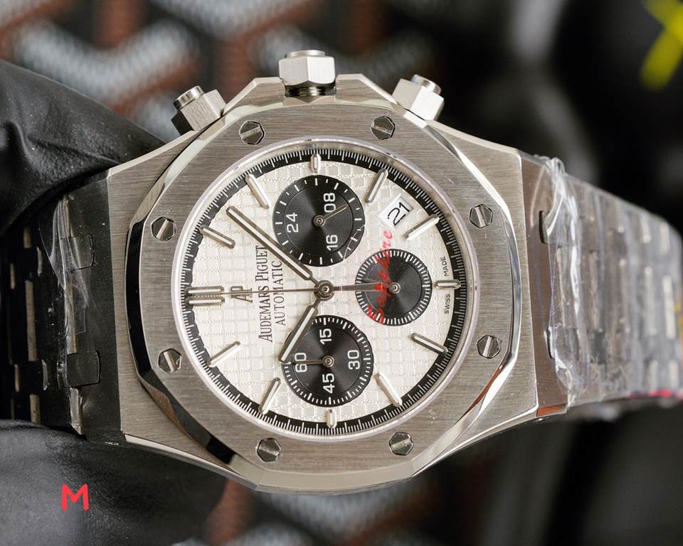 Audemars Piguet AP Royal Oak Coated glass Size 42mm14mm Stainless steel bracelet Multifunctional Japanese quartz movement Octagonal brushed steel case with mesh face Cold and hegemonic A different kind of tough guy.