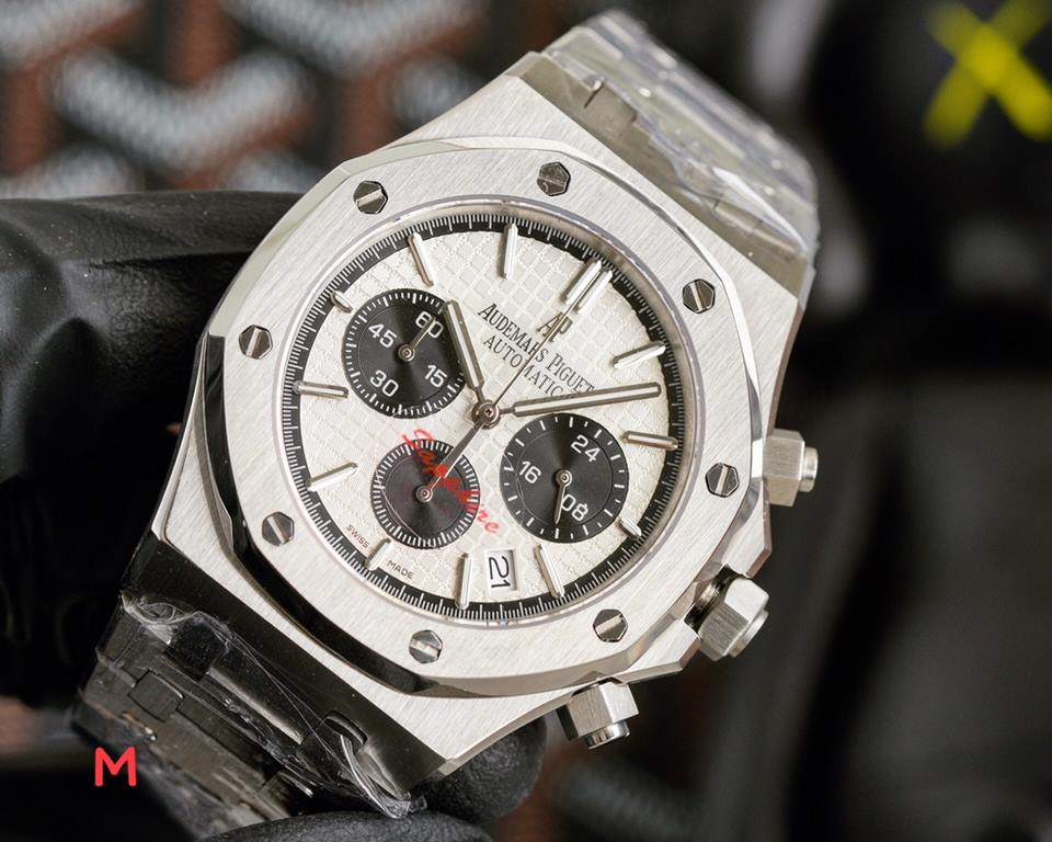 Audemars Piguet AP Royal Oak Coated glass Size 42mm14mm Stainless steel bracelet Multifunctional Japanese quartz movement Octagonal brushed steel case with mesh face Cold and hegemonic A different kind of tough guy.