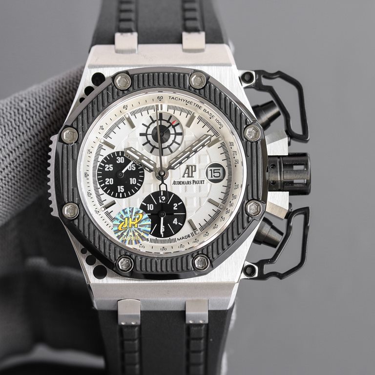 Audemars Piguet Royal Oak Offshore Survivor Limited Edition, limited to 1,000 pieces worldwide, was snapped up in seconds on its launch. Wearing it is authentic! Self-winding chronograph movement, 316 stainless steel cas