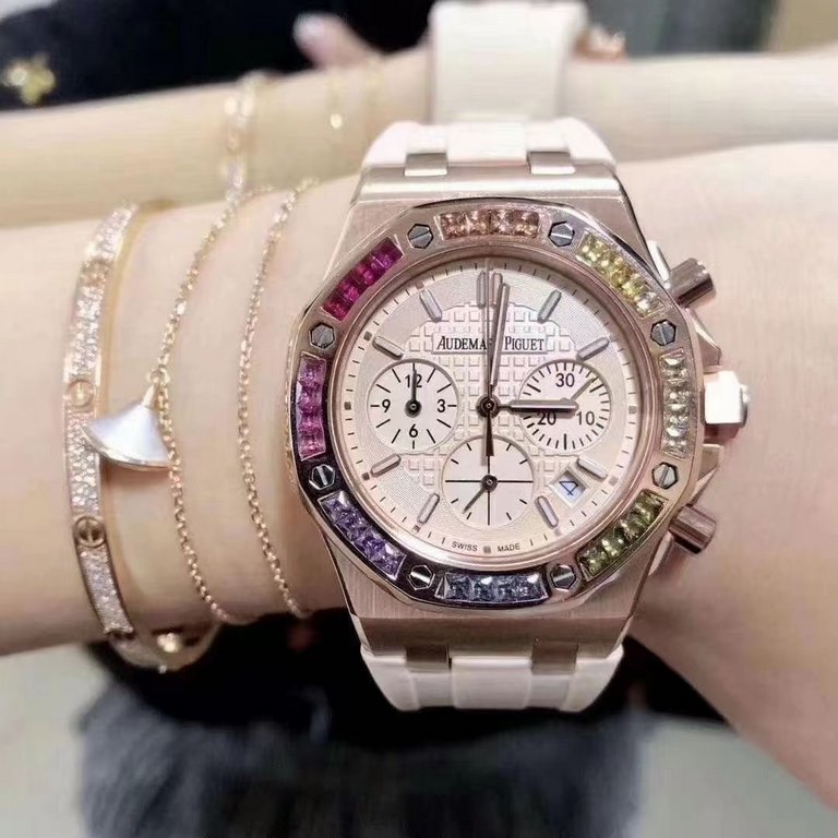 AP Women's! Royal Oak! Six-hand chronograph quartz movement! Sapphire scratch-resistant glass! Exquisite full diamond case cover! Imported rubber strap! New model on the market! The best of Audemars Piguet's women's clas