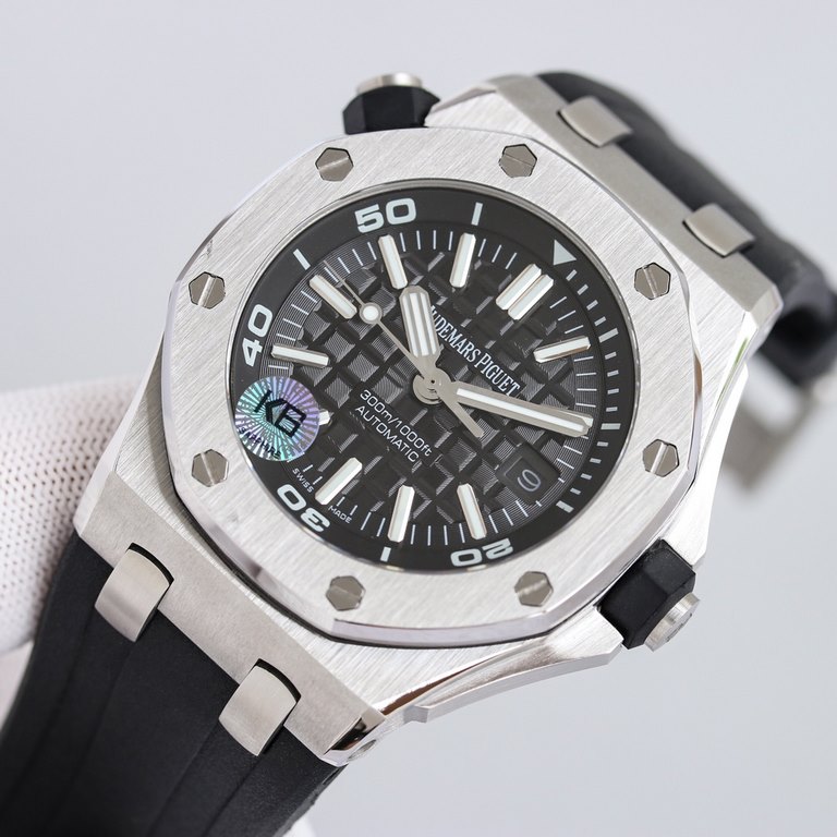 Audemars Piguet Royal Oak Offshore 15710, 15703 watch size 42mm X 14.1mm! 1. The strongest case polishing, the best in the world, and who else, the cost skyrocketed, just to be the most like; 2. The most humanized can be