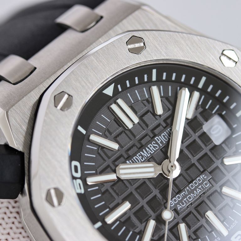 Audemars Piguet Royal Oak Offshore 15710, 15703 watch size 42mm X 14.1mm! 1. The strongest case polishing, the best in the world, and who else, the cost skyrocketed, just to be the most like; 2. The most humanized can be