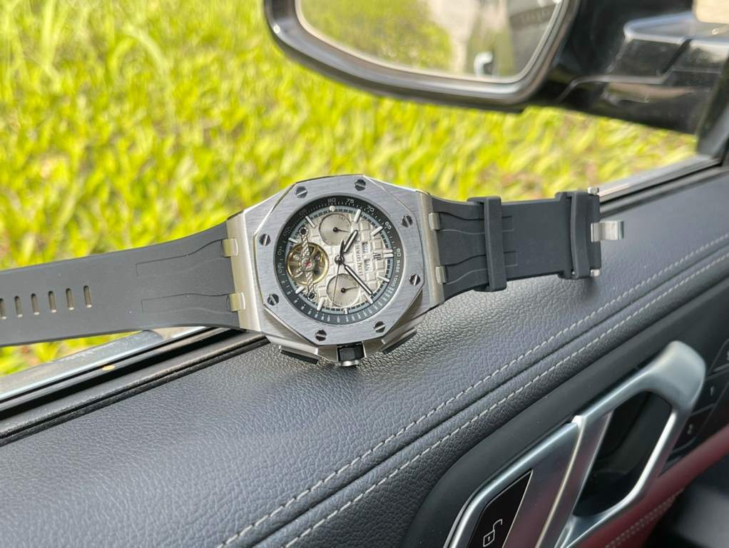 Same. Audemars Piguet - Audemars Piguet   Royal Oak Offshore Collection Anti-glare treatment mineral glass Size 42mm  14mm , waterproof tape with AP lettering original pin buckle Fully automatic mechanical movement , dia