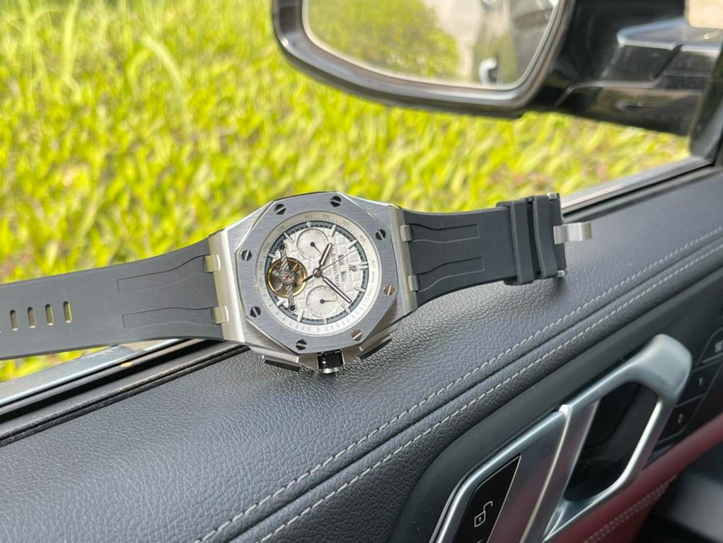 Same. Audemars Piguet - Audemars Piguet   Royal Oak Offshore Collection Anti-glare treatment mineral glass Size 42mm  14mm , waterproof tape with AP lettering original pin buckle Fully automatic mechanical movement , dia