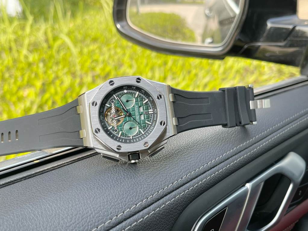 Same. Audemars Piguet - Audemars Piguet   Royal Oak Offshore Collection Anti-glare treatment mineral glass Size 42mm  14mm , waterproof tape with AP lettering original pin buckle Fully automatic mechanical movement , dia