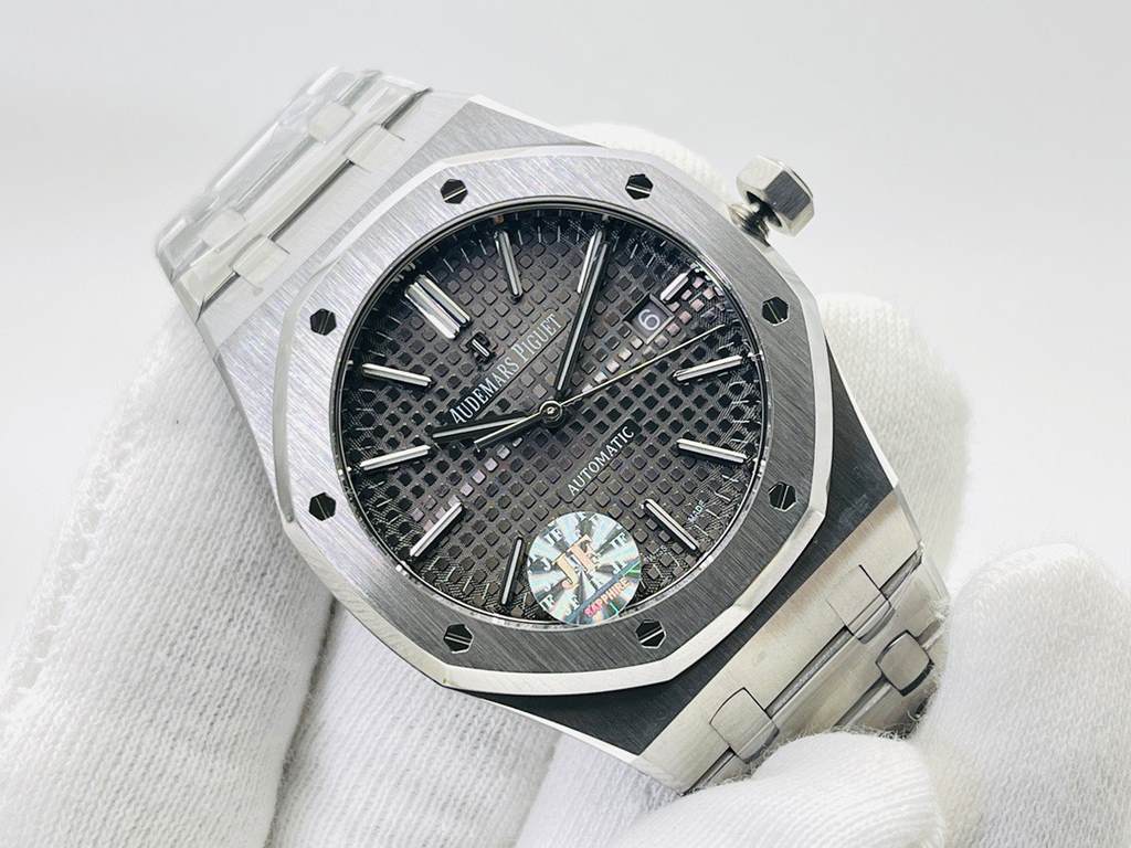 JF Factory Recommends A.P. Royal Oak! Audemars Piguet A.P Royal Oak!1 Powered by a bespoke Audemars Piguet in-house Cal.3120 automatic movement!2 Double-sided sapphire glass (men's 15400 series)3 Diameter 41mmJF products