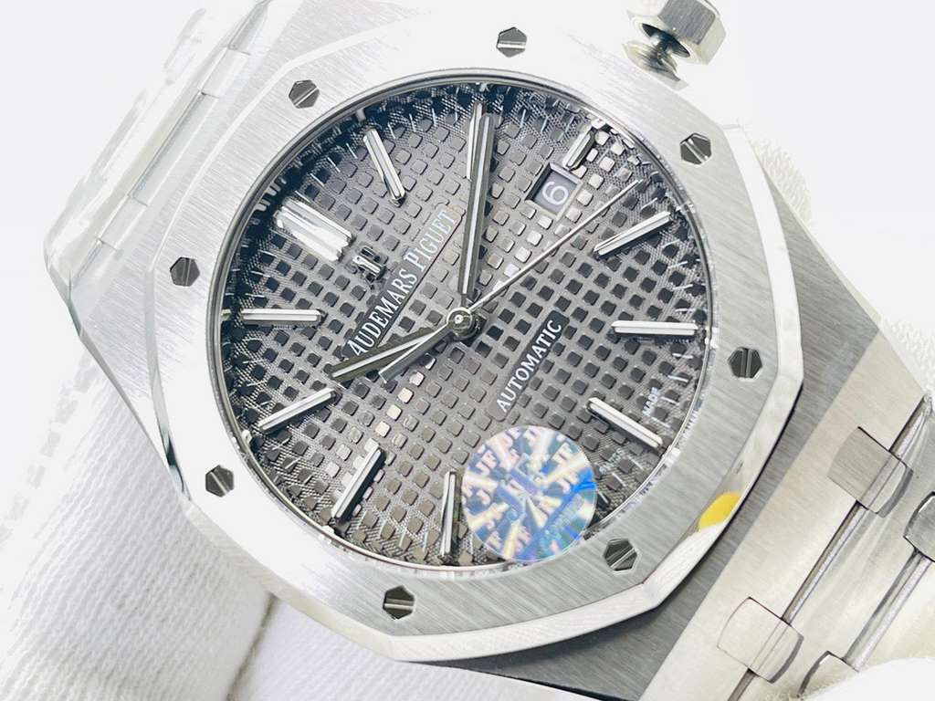 JF Factory Recommends A.P. Royal Oak! Audemars Piguet A.P Royal Oak!1 Powered by a bespoke Audemars Piguet in-house Cal.3120 automatic movement!2 Double-sided sapphire glass (men's 15400 series)3 Diameter 41mmJF products