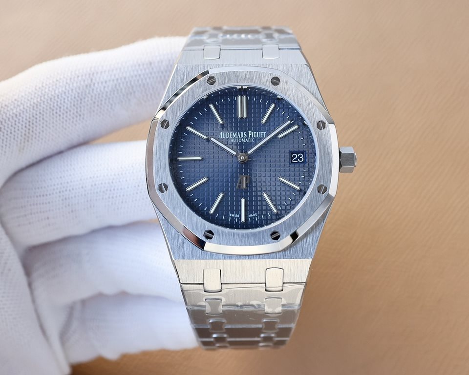 The Royal Oak 15202 AP is a hardened steel king. Real shot without P picture, the annual finale - Audemars Piguet Royal Oak Series 15202 AP hard steel king style to a higher height![Case] 39MM diameter, the classic octag