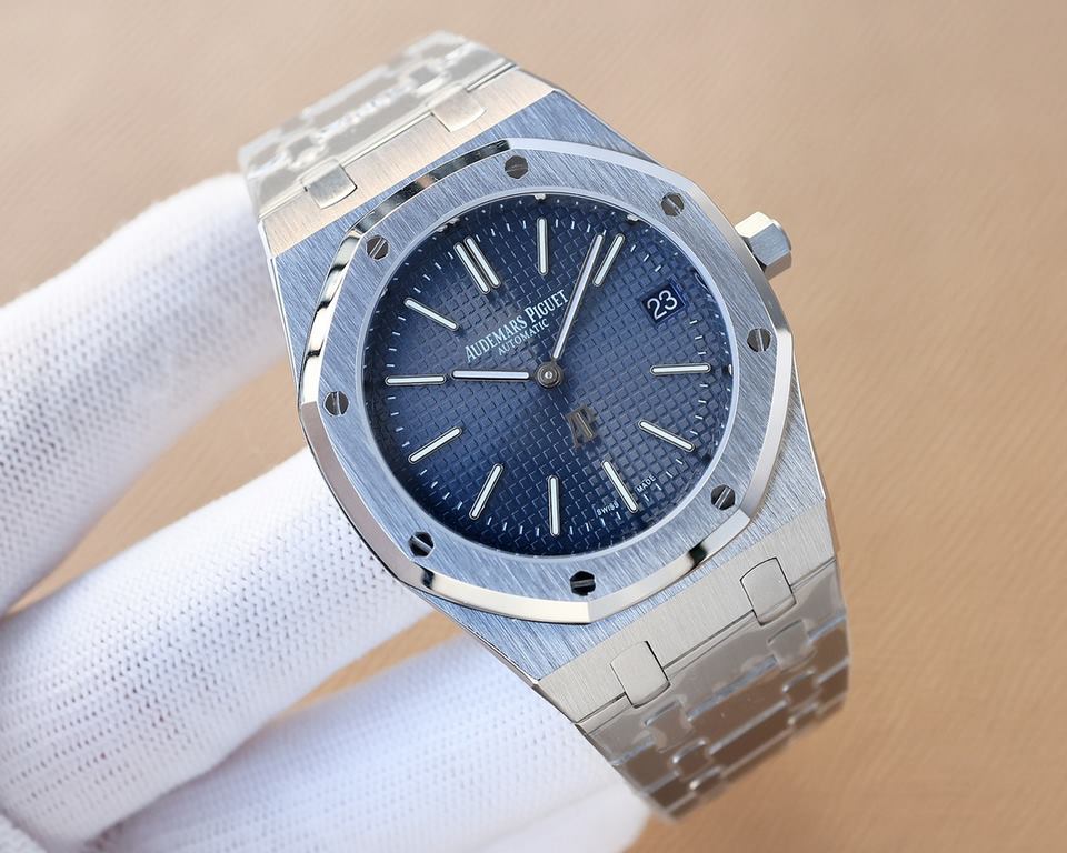 The Royal Oak 15202 AP is a hardened steel king. Real shot without P picture, the annual finale - Audemars Piguet Royal Oak Series 15202 AP hard steel king style to a higher height![Case] 39MM diameter, the classic octag