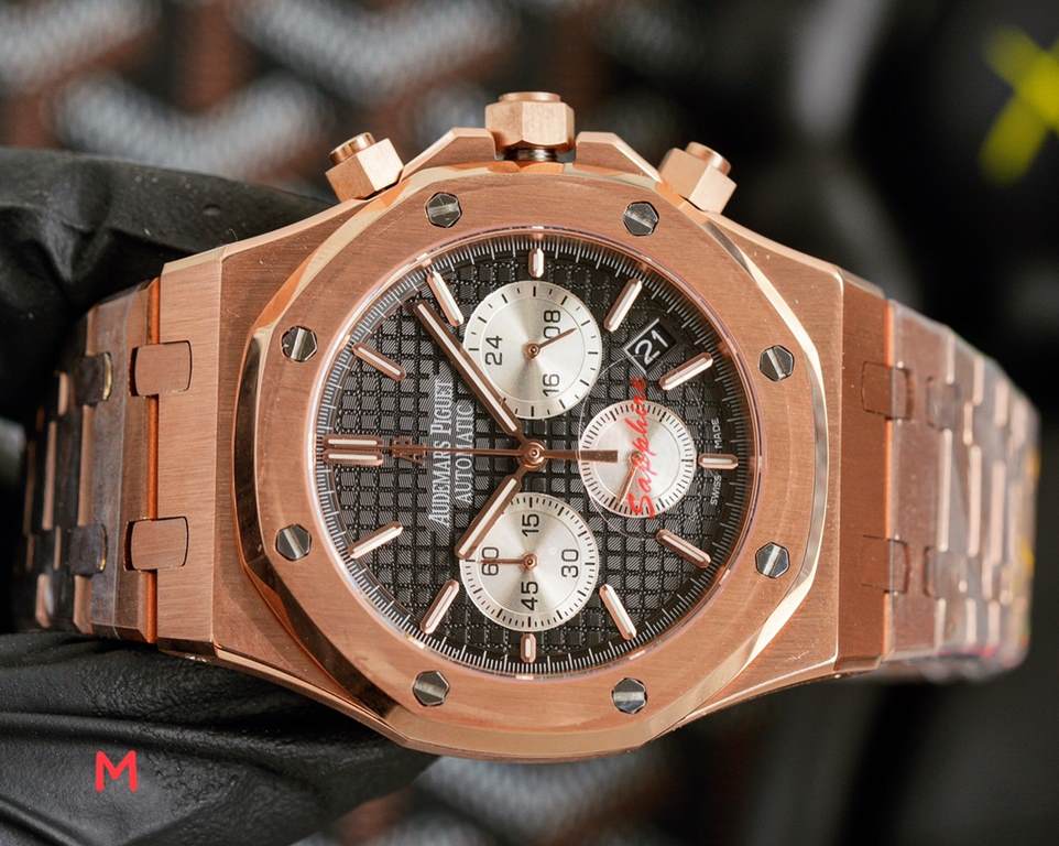 Audemars Piguet AP Royal Oak Coated glass Size 42mm14mm Stainless steel bracelet Multifunctional Japanese quartz movement Octagonal brushed steel case with mesh face Cold and hegemonic A different kind of tough guy.