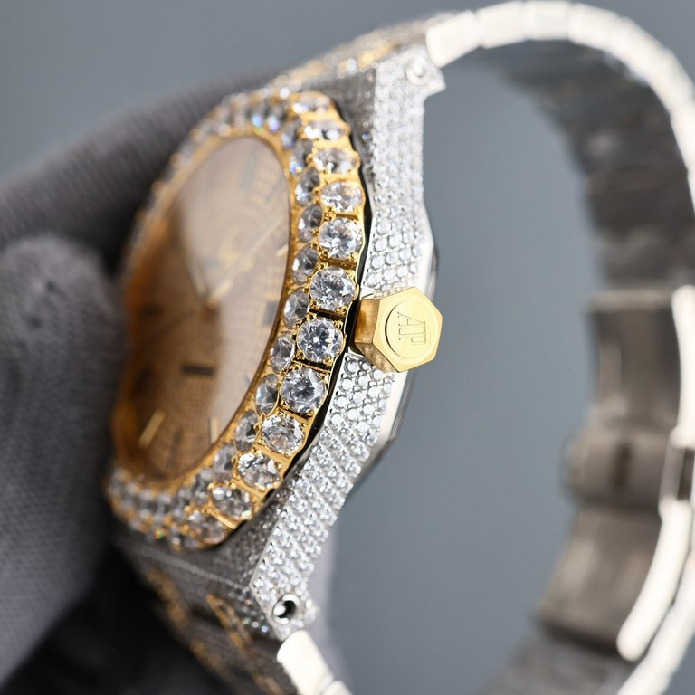 Large diamond encrusted bezel uniformAP Audemars Piguet A real man has to take Audemars Piguet Own AP, brand new bezel with large diamond-set bezel, using imported Citizen to change the 324 machine Automatic Mechanical M