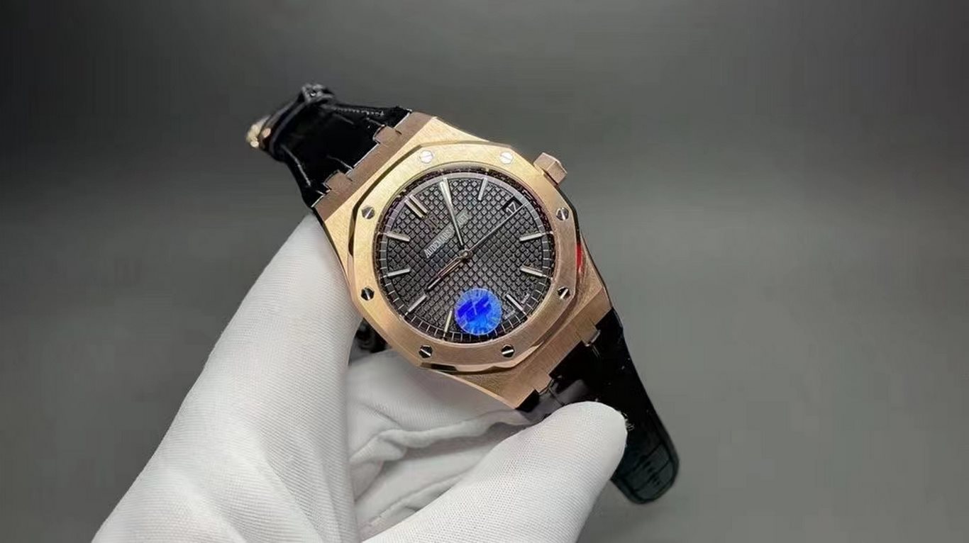 A. PIGUET Audemars Piguet Royal Oak 15500.V2 Edition - A shocking launch the excesses of the movement's deck are eliminated to make it even more skeletonized - Achieving the pinnacle of steel watches - A solid interpreta