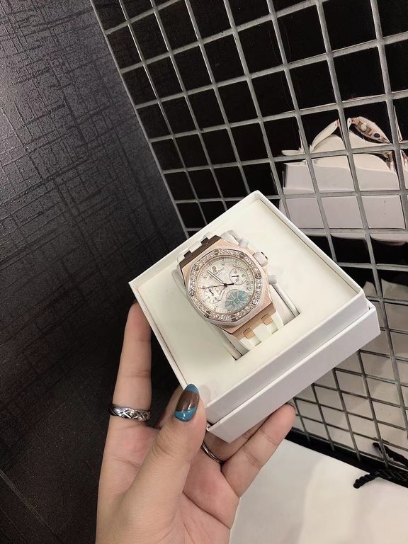 Audemars Piguet Audemars Piguet Lady Tapisserie Newly designed, guilloché decoration gives the Royal Oak Offshore collection. Swiss quartz movement, imported rubber strap with original folding clasp. The dial hour marker