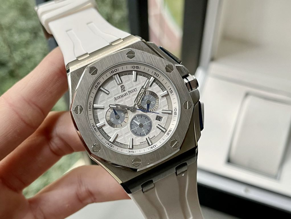 New version     Audemars Piguet Royal Oak Offshore Limited Edition Multifunctional Chronograph Mechanical Watch Upgraded calendar font, upgraded super luminescent, size 44MM x 14MM [bezel] bezel is consistent with the or