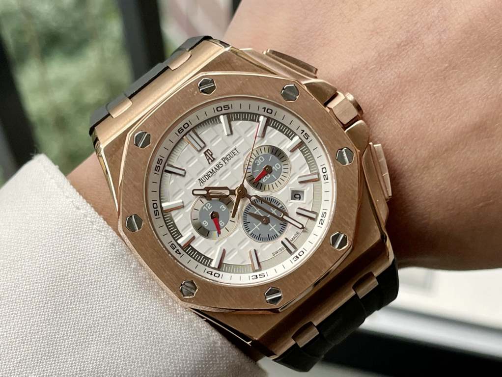 New version     Audemars Piguet Royal Oak Offshore Limited Edition Multifunctional Chronograph Mechanical Watch Upgraded calendar font, upgraded super luminescent, size 44MM x 14MM [bezel] bezel is consistent with the or