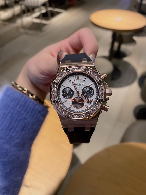 Netflix hit AP Audemars Piguet Royal Oak Collection Beauty almost manually one! Stainless steel case with diamond-set octagonal diamond case edge design Imported Japanese multi kinetic quartz movement stable with chronog