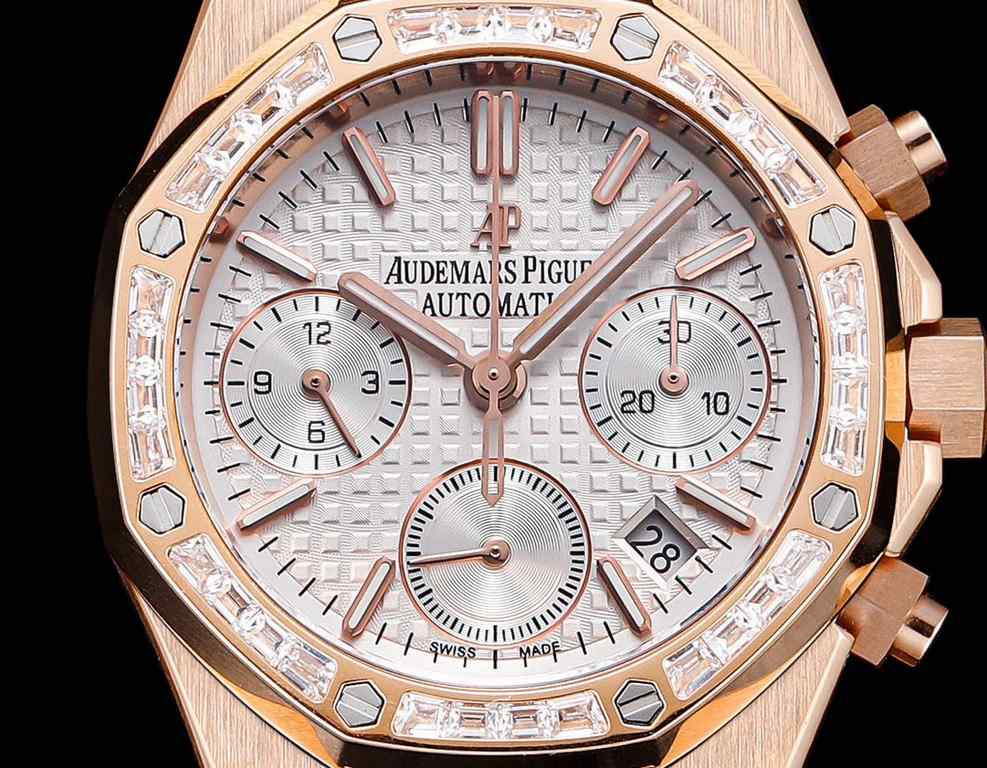 Popular Audemars Piguet Royal Oak 26715BC.ZZ.1356BC.01. 38mm Size 11The current version of the highest mechanical movement   genuine is mechanical! Mechanical! Don't waste your money on a quartz!AP Royal Oak series of ch