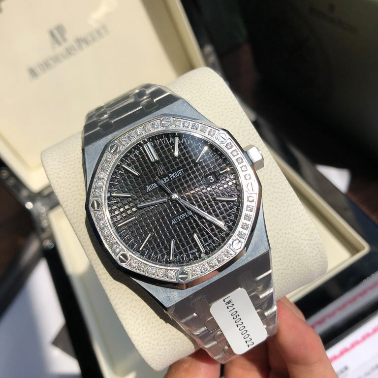 Wholesale Boxes Hong Kong and USA Direct ShippingAudemars Piguet Royal OakModel 15451.ST.ZZ.1256ST.01 - Shocking online the movement is skeletonized by removing the extra parts of the deck - the pinnacle of steel watches