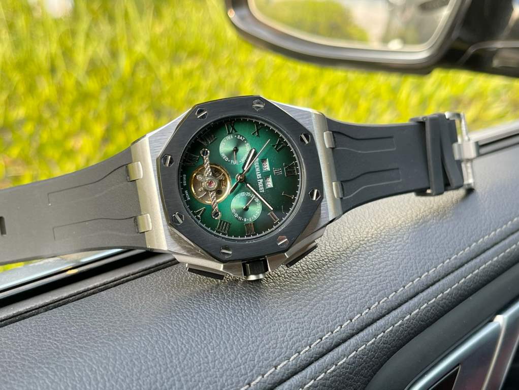 Same. Audemars Piguet - Audemars Piguet   Royal Oak Offshore Collection Anti-glare treatment mineral glass Size 42mm  14mm , waterproof tape with AP lettering original pin buckle Fully automatic mechanical movement , dia