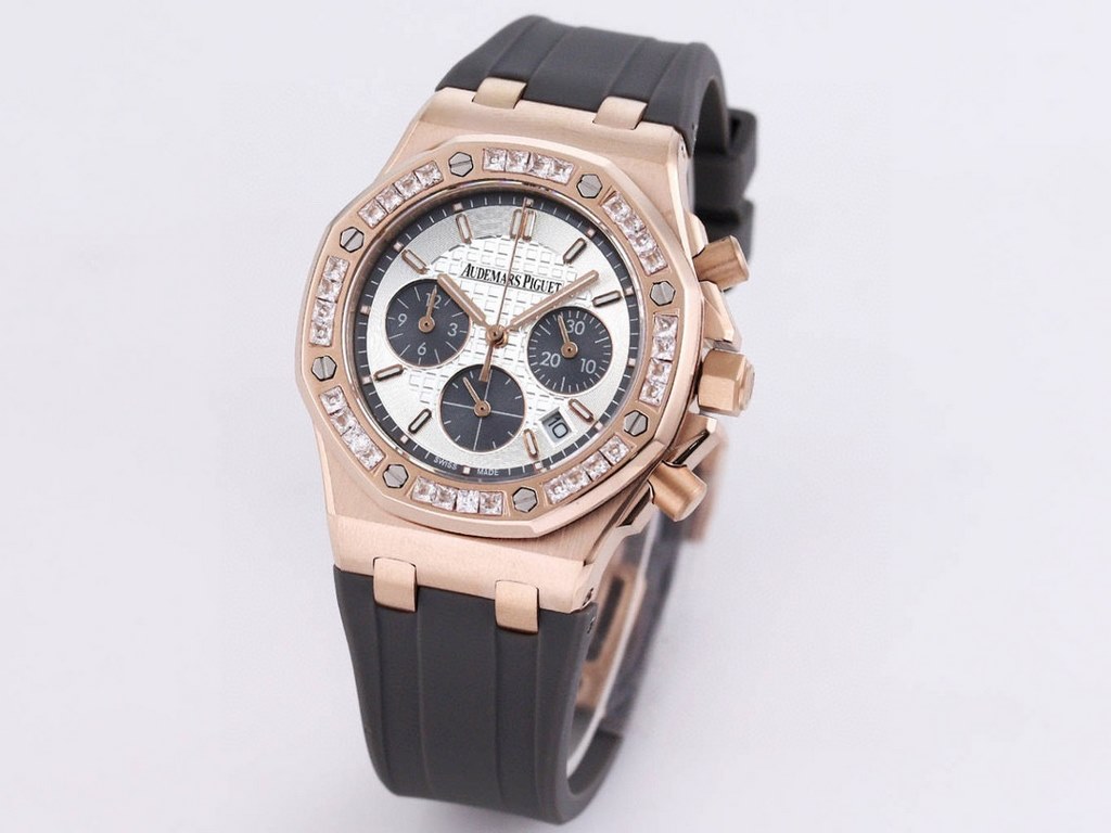 AP Women's! Royal Oak! Six-hand chronograph quartz movement! Sapphire scratch-resistant glass! Exquisite full diamond case cover! Imported rubber strap! New model on the market! The best of Audemars Piguet's women's clas