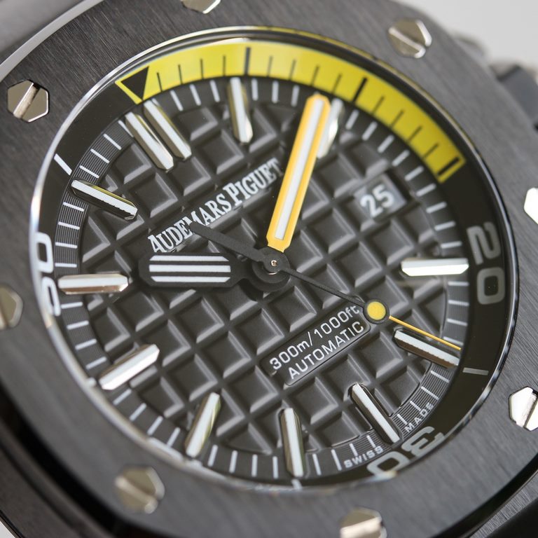 Audemars Piguet Royal Oak Offshore 15703 series, the end of the A.P unique octagonal bezel expresses the angular lines, equipped with the original version of the same Cal.3120 movement, stable performance, dial size 42mm