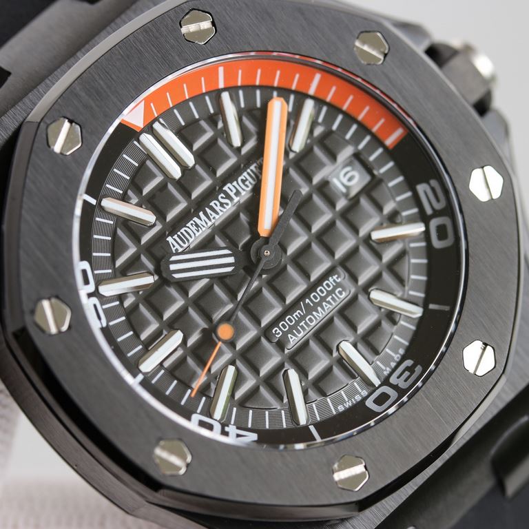 Audemars Piguet Royal Oak Offshore 15703 series, the end of the A.P unique octagonal bezel expresses the angular lines, equipped with the original version of the same Cal.3120 movement, stable performance, dial size 42mm