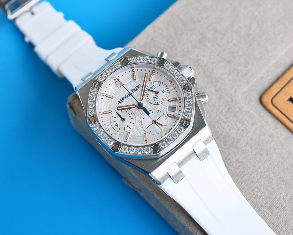 [Gift][Gift][Gift][Gift] Tasting of the latest Royal Oak Offshore Chronograph Quartz WatchA.P - Audemars Piguet Royal Oak Offshore series, this year for the use of color, the dial decorated with Lady Tapisserie checkered