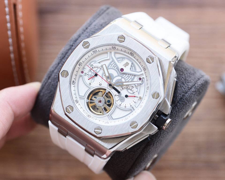 Explosive first   Audemars Piguet Audemars Piguet launched the new Royal Oak Offshore complication watch, limited edition of 100 pieces  , the new self-winding mechanical movement, Calibre 2967 movement according to the 