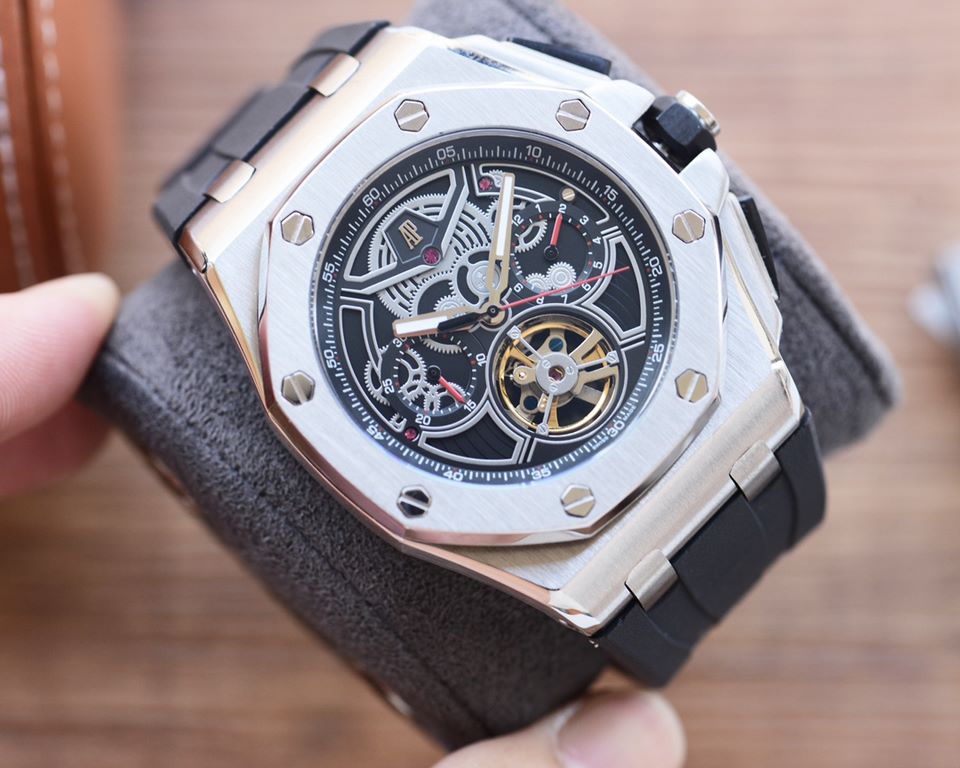 Explosive first   Audemars Piguet Audemars Piguet launched the new Royal Oak Offshore complication watch, limited edition of 100 pieces  , the new self-winding mechanical movement, Calibre 2967 movement according to the 