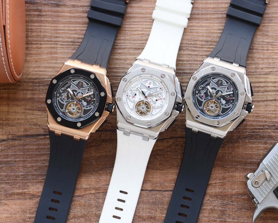 Explosive first   Audemars Piguet Audemars Piguet launched the new Royal Oak Offshore complication watch, limited edition of 100 pieces  , the new self-winding mechanical movement, Calibre 2967 movement according to the 