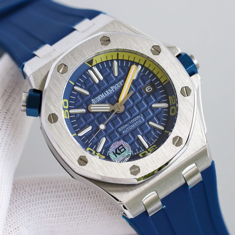 Audemars Piguet Royal Oak Offshore 15703 series, the end of the A.P unique octagonal bezel expresses the angular lines, equipped with the original version of the same Cal.3120 movement, stable performance, dial size 42mm