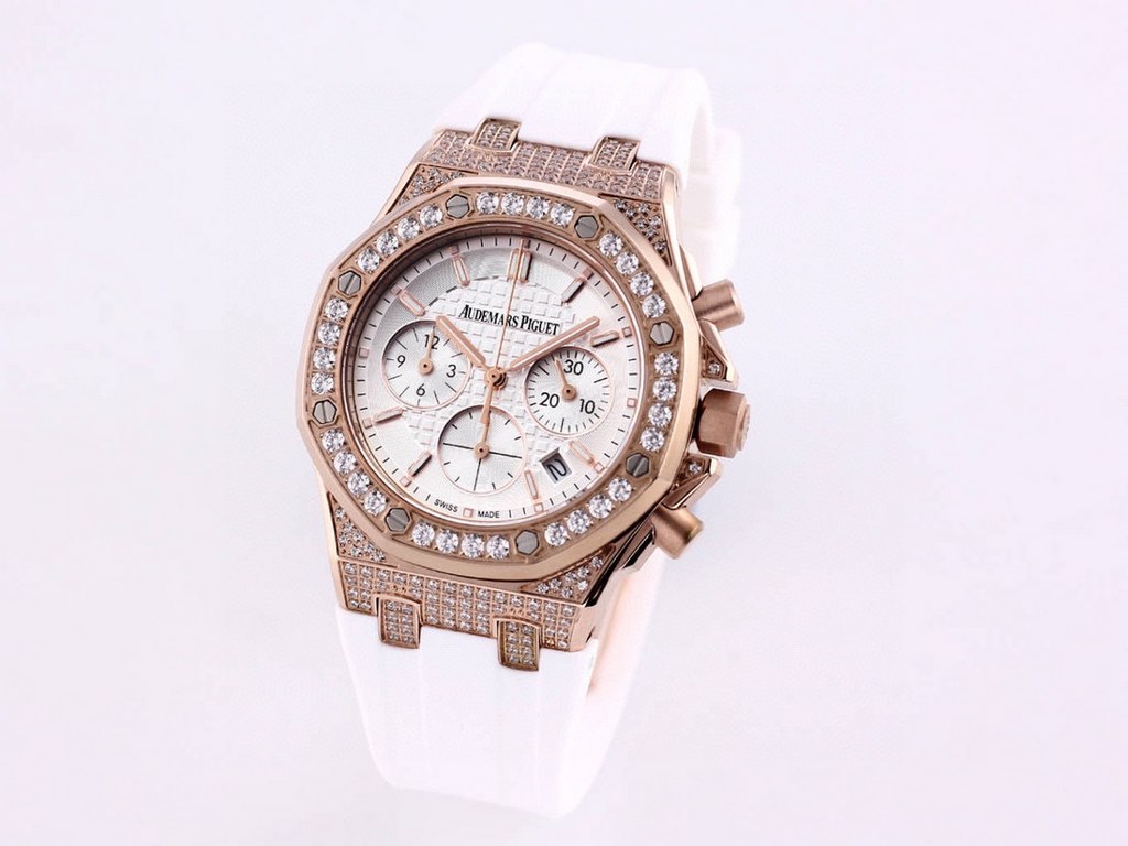 AP Women's! Royal Oak! Six-hand chronograph quartz movement! Sapphire scratch-resistant glass! Exquisite full diamond case cover! Imported rubber strap! New model on the market! The best of Audemars Piguet's women's clas