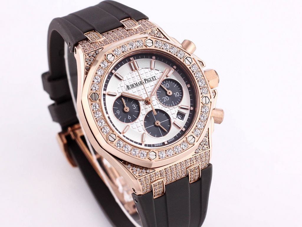 AP Women's! Royal Oak! Six-hand chronograph quartz movement! Sapphire scratch-resistant glass! Exquisite full diamond case cover! Imported rubber strap! New model on the market! The best of Audemars Piguet's women's clas