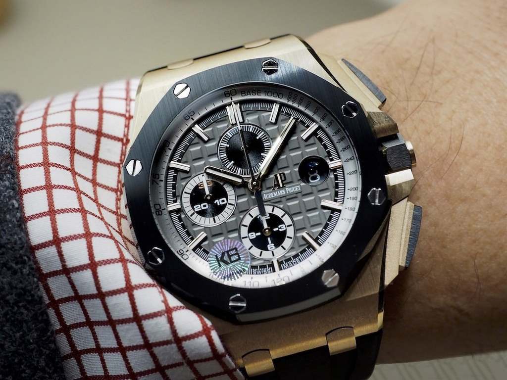 Royal Oak - Audemars Piguet AP 26400 Series44 mm diameter Replica of the original CaL.3126 movement Superb replica of the finest version on the market Soft silicone strap Original pin buckle